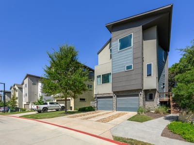 Property photo 2 at 5315 La Crosse Ave Unit #1 - 2 bed 3 bath home
