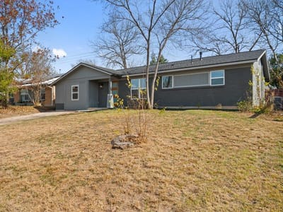 Living area at 5327 Wellington Dr - 4 bed 1 bath home