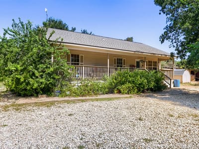Living area at 5401 County Road 200 - 3 bed 2 bath home