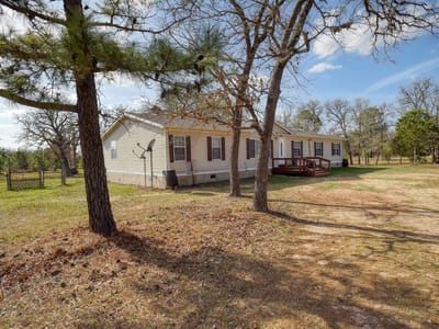 Living area at 552 S Old Potato Rd - 4 bed 2 bath home