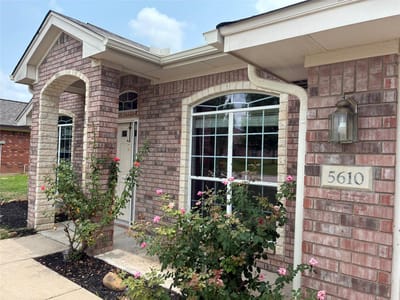 Living area at 5610 Mosaic TRL - 3 bed 2 bath home