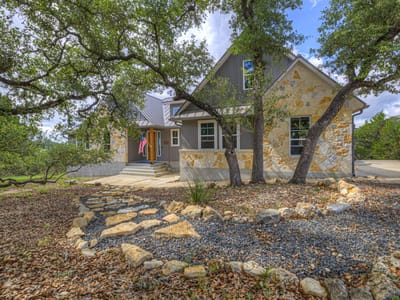Living area at 562 Toye BLVD - 4 bed 2 bath home