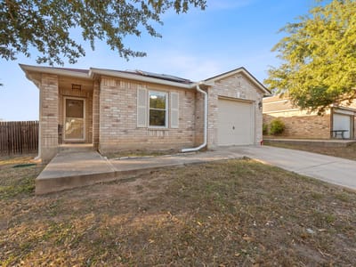 Living area at 5628 SE Sunday Silence DR - 3 bed 2 bath home