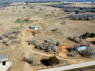 Living area at 5633 Tenney Creek Rd - Deer Creek, Luling, TX
