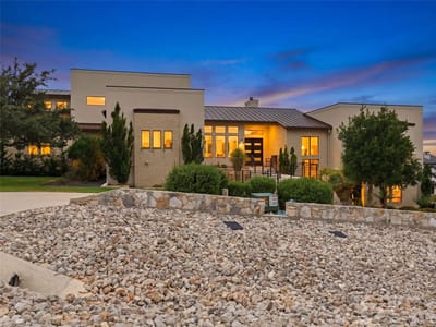 Living area at 5913 Verden RDG - 5 bed 6 bath home