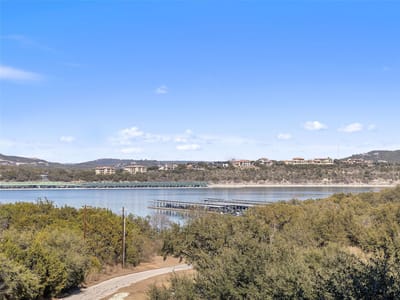 Living area at 5921 Hi Line Rd Unit #1303 - 3 bed 2 bath home