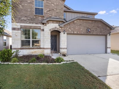 Living area at 600 Hugenot WAY - 4 bed 2 bath home