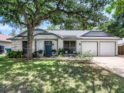 Property photo 2 at 600 Live Oak DR - 3 bed 2 bath home