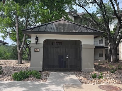 Living area at 6000 Shepherd Mountain CV Unit #1309 - 1 bed 1 bath home
