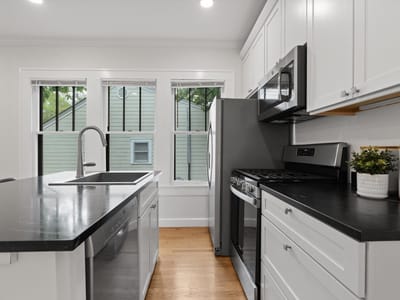 Property photo 5 at 601 E 43rd ST Unit #A - 1 bed 1 bath home