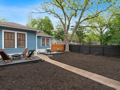 Property photo 3 at 601 E 43rd ST Unit #B - 1 bed 1 bath home