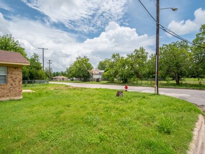 Living area at 601 Martin Luther King Blvd - 4 bed 1 bath home