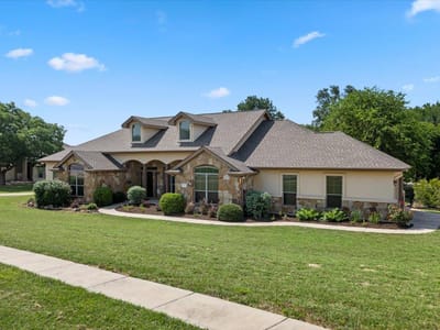 Living area at 601 Pheasant MDW - 5 bed 3 bath home