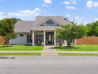 Property photo 2 at 601 W 17th ST - 3 bed 3 bath home