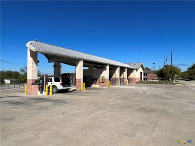Living area at 602 N 1st St N - Gilmore, Copperas Cove, TX