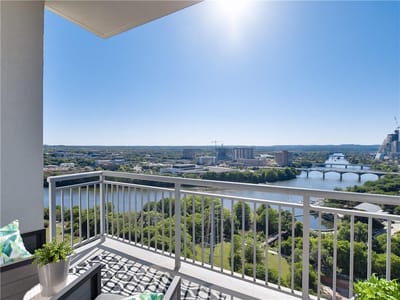Living area at 603 Davis St Unit #2001 - 1 bed 1 bath home