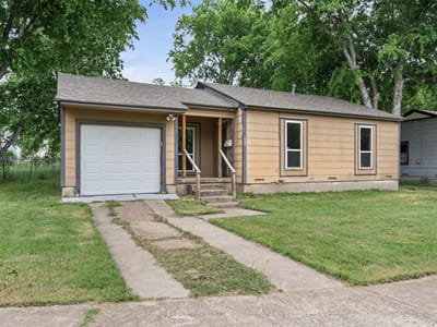 Living area at 605 Duncan Ave - 3 bed 2 bath home