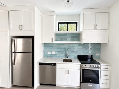 Photo 3 of 11 at 605 E 55th ST Unit #4 - 2 bed 2 bath home