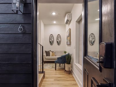 Photo 3 of 18 at 605 E 55th ST Unit #6 - 2 bed 2 bath home