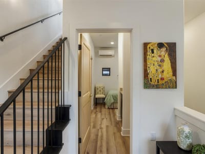 Photo 4 of 18 at 605 E 55th ST Unit #6 - 2 bed 2 bath home