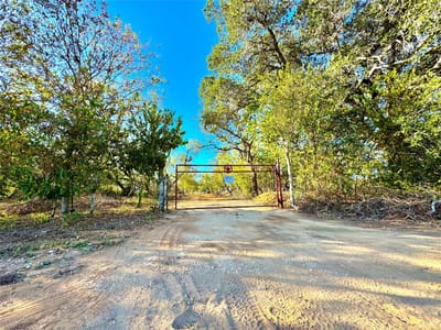 Living area at 6052 Tenney Creek Rd - Tenney Crk Ranch Sub, Luling, TX