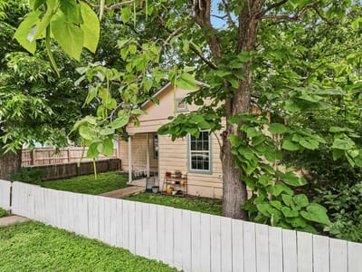 Property photo 2 at 606 E Pecan ST - 3 bed 2 bath home