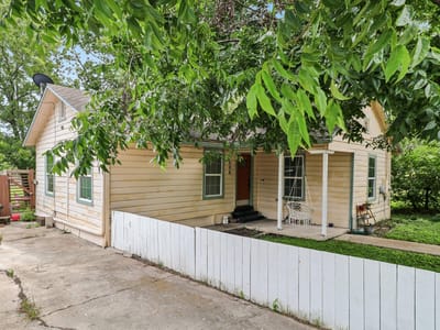 Property photo 3 at 606 E Pecan ST - 3 bed 2 bath home