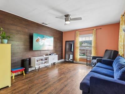 Property photo 5 at 606 E Pecan ST - 3 bed 2 bath home