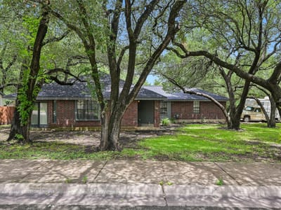 Living area at 606 Prize Oaks DR - 3 bed 2 bath home