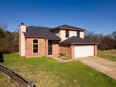 Living area at 606 Redbud Dr - 5 bed 2 bath home