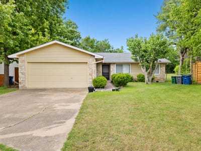 Living area at 607 Elderberry Cv - 3 bed 2 bath home