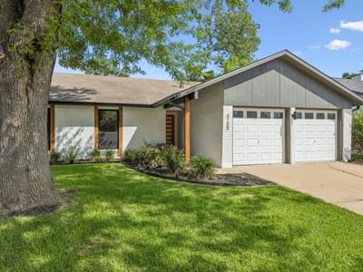 Living area at 6108 Bridlington CIR - 3 bed 2 bath home
