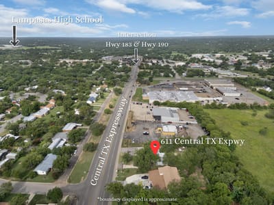 Living area at 611 Central Texas Expy - Lampasas, TX
