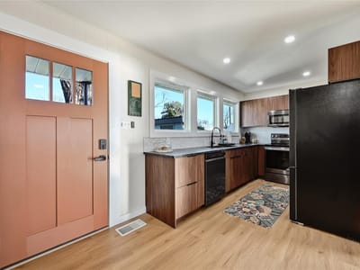 Living area at 611 Lakeshore Loop - 2 bed 2 bath home