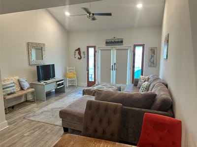 Photo 3 of 16 at 611 Lauderdale DR - 2 bed 2 bath home