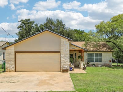 Living area at 611 Magnolia LN - 3 bed 2 bath home