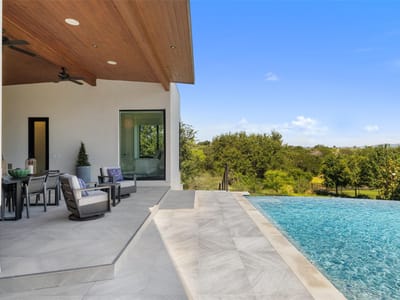 Living area at 612 Overlook PKWY - 4 bed 4 bath home