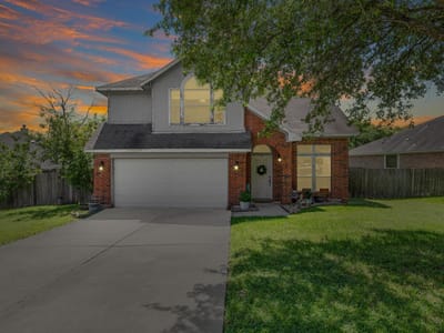 Living area at 615 Runners RDG - 4 bed 2 bath home