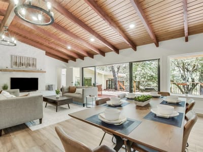Living area at 6201 Valleyview ST - 4 bed 3 bath home