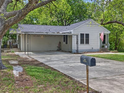 Living area at 621 S Main ST - 3 bed 2 bath home