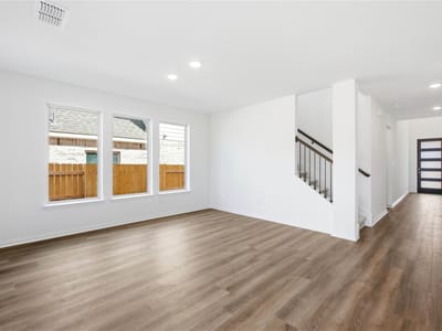 Photo 4 of 29 at 624 Breeze Hollow LN - 4 bed 2 bath home