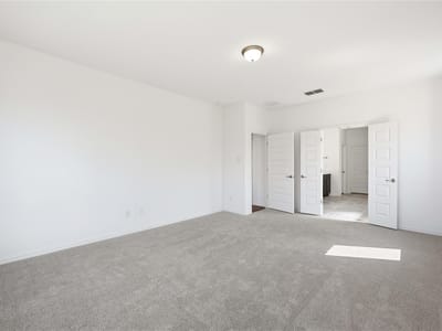 Photo 5 of 29 at 624 Breeze Hollow LN - 4 bed 2 bath home