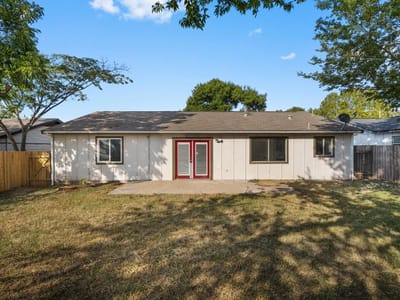 Living area at 6310 Shadow Bnd - 3 bed 2 bath home