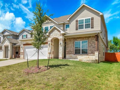 Living area at 632 Friar Tuck DR - 5 bed 3 bath home