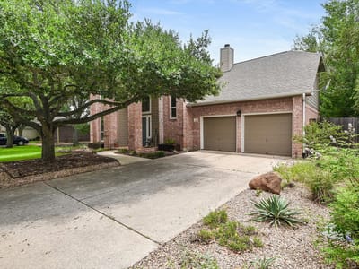 Living area at 6456 Ruxton LN - 3 bed 2 bath home