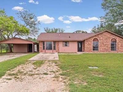 Living area at 650 W Austin RD - 3 bed 2 bath home