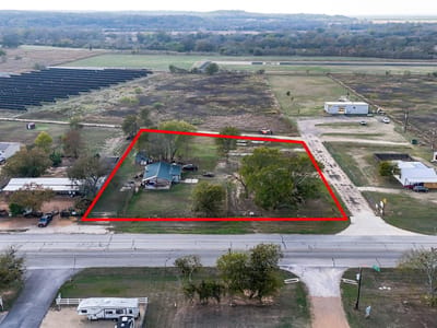 Living area at 655 NW Loop 230 - Decrow, Thomas, Smithville, TX