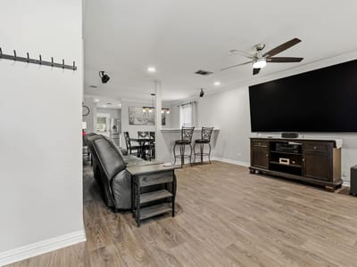 Living area at 6756 Broad Brook DR - 3 bed 2 bath home