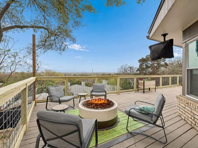 Living area at 677 Floral Ave - 4 bed 2 bath home