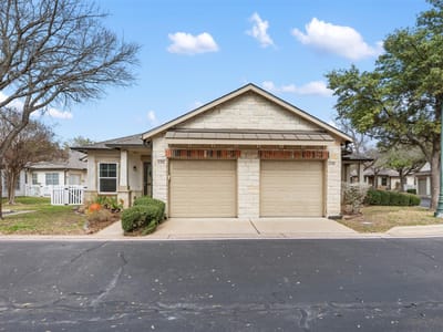 Living area at 6801 Beckett Rd Unit #135L - 2 bed 2 bath home